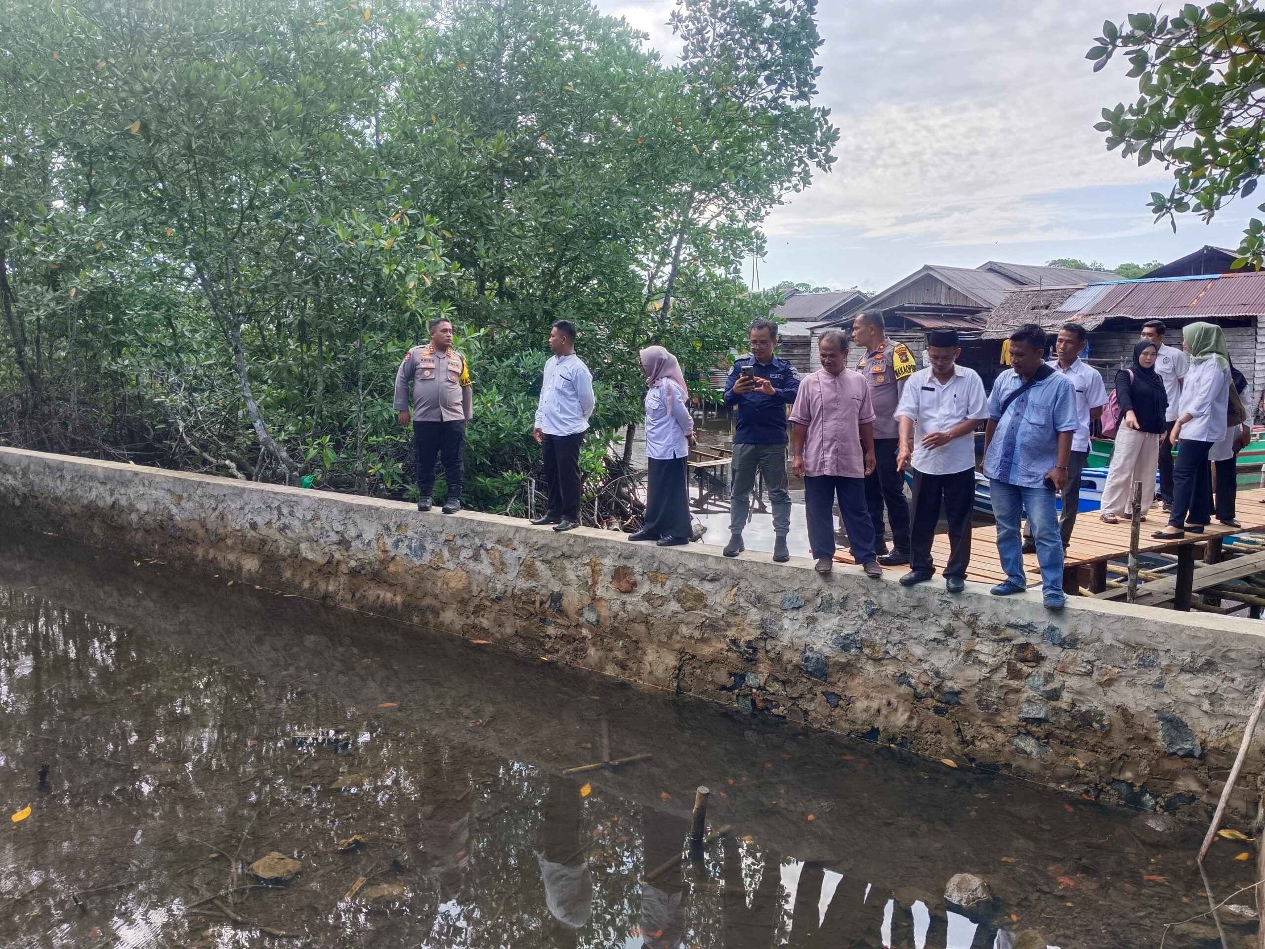 Kapolres Natuna Tinjau Lahan Jagung dan Tambak Kepiting, Perkuat Ketahanan Kapolres Natuna Tinjau Lahan Jagung dan Tambak Kepiting, Perkuat Ketahanan Pangan dan Pelestarian Kearifan Lokal