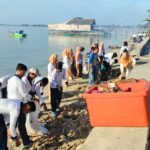 Menyambut HUT RI, Menyatu dengan Alam, Semangat Gotong Royong Warga Natuna di Pesisir Pasar Baru