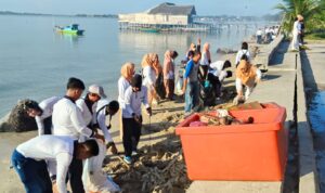 Menyambut HUT RI, Menyatu dengan Alam, Semangat Gotong Royong Warga Natuna di Pesisir Pasar Baru