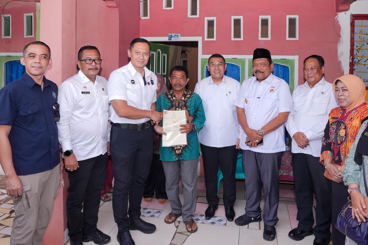 Wamen ATR/BPN Bersama Menko AHY Serahkan Sertipikat Tanah untuk Rakyat Wamen ATR/BPN Bersama Menko AHY Serahkan Sertipikat Tanah untuk Rakyat di Bengkulu