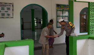 Jumat Berkah di Harapan Jaya, Polisi Hadir dengan Sepiring Nasi Jumat Berkah di Harapan Jaya, Polisi Hadir dengan Sepiring Nasi dan Ketulusan