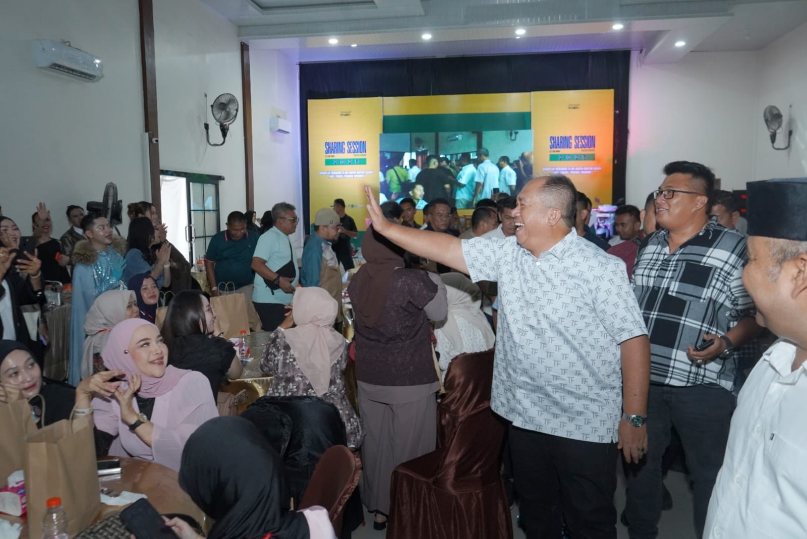 Bupati dan Wakil Bupati Asahan Beri Motivasi dalam Kegiatan Sharing Bupati dan Wakil Bupati Asahan Beri Motivasi dalam Kegiatan Sharing Session Content Creator