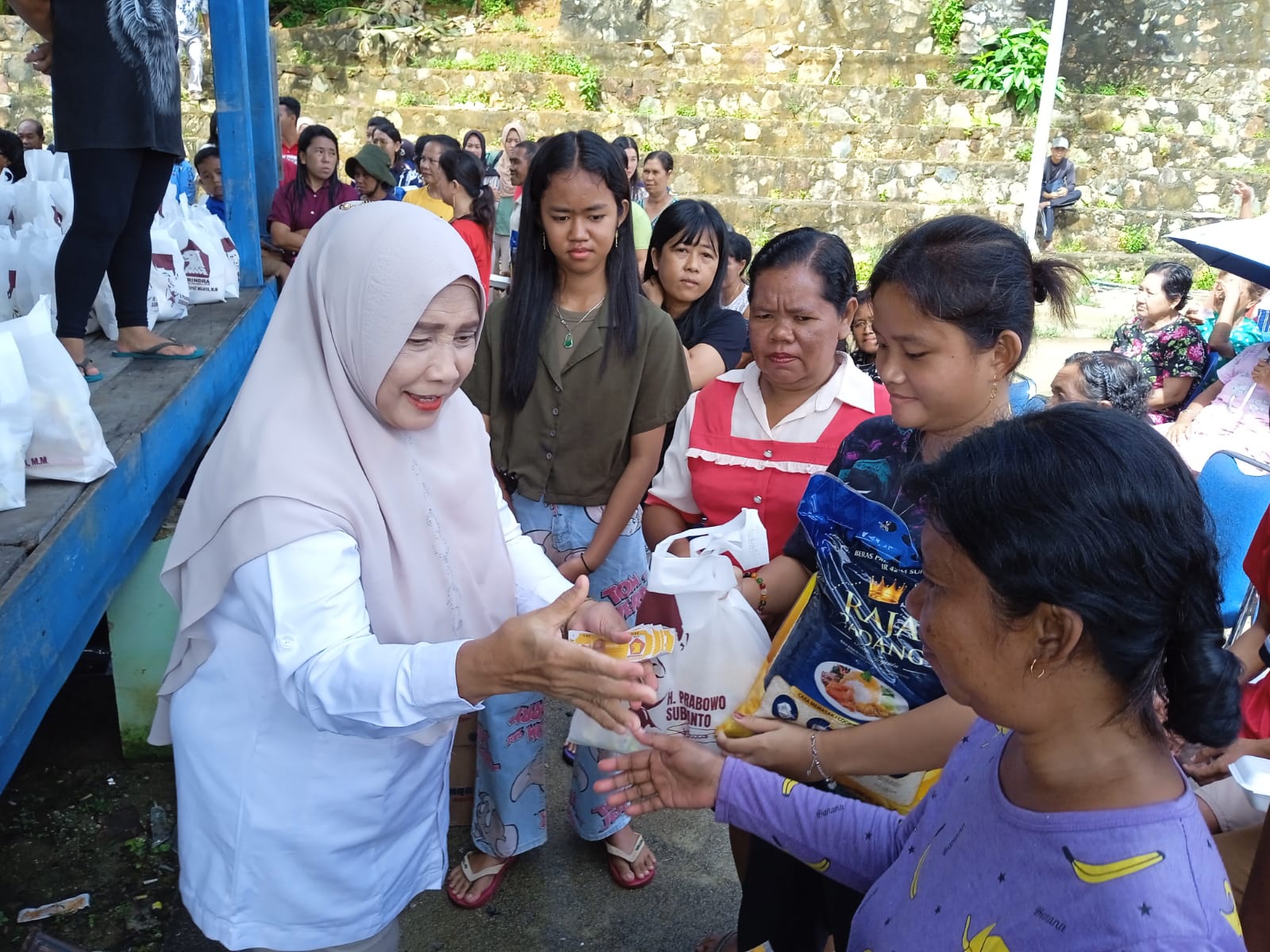 Ratusan Warga Antusias Terima Bantuan Beras dari Partai Gerindra