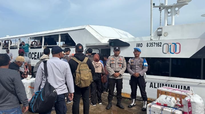 Menjaga Tenang di Ujung Pulau: Patroli Sunyi Polsek Daik Lingga di Pelabuhan Sei Tenam
