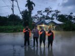 Menjaga Pesisir Saat Air Pasang Patroli Humanis Polsek Daik Lingga di Tengah Banjir Rob