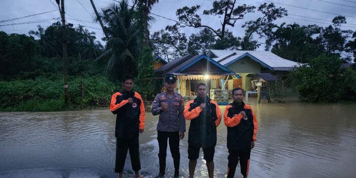 Menjaga Pesisir Saat Air Pasang Patroli Humanis Polsek Daik Lingga di Tengah Banjir Rob