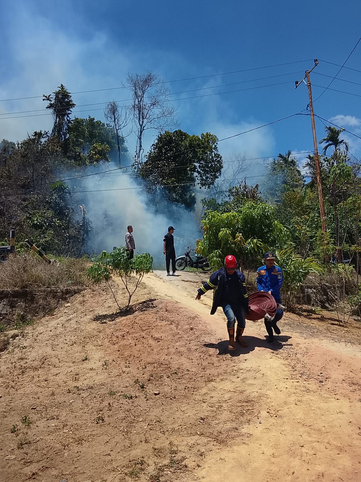 Si Jago Merah Mengganas di Anambas, Petugas Gabungan Berhasil Kendalikan Si Jago Merah Mengganas di Anambas, Petugas Gabungan Berhasil Kendalikan Api